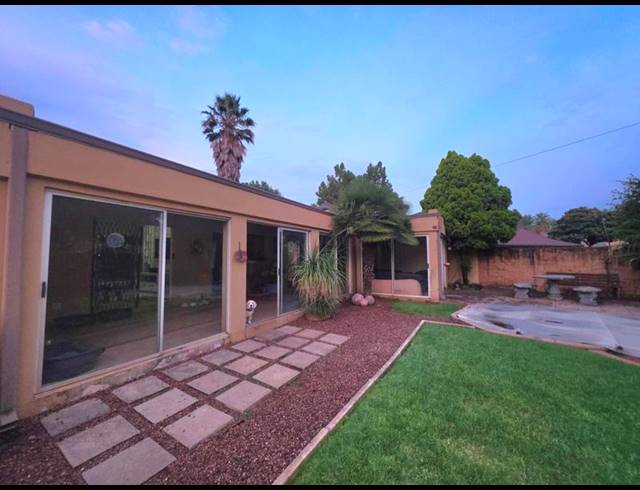 4 BEDROOM HOUSE FOR SALE IN GOLF PARK